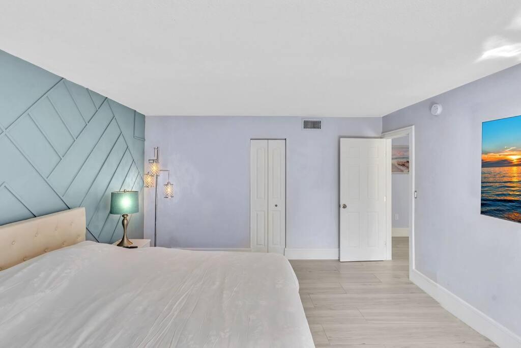 One Bedroom Steps Away From The Beach! Sunny Isles Beach Eksteriør billede