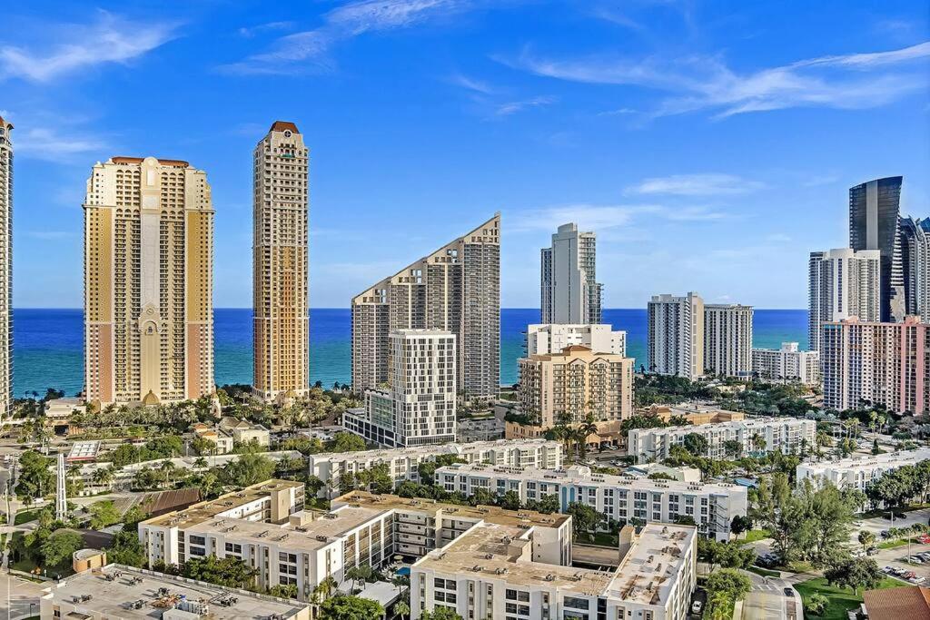 One Bedroom Steps Away From The Beach! Sunny Isles Beach Eksteriør billede