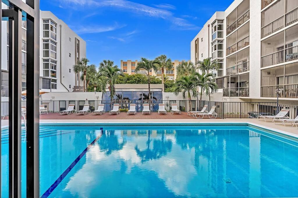 One Bedroom Steps Away From The Beach! Sunny Isles Beach Eksteriør billede