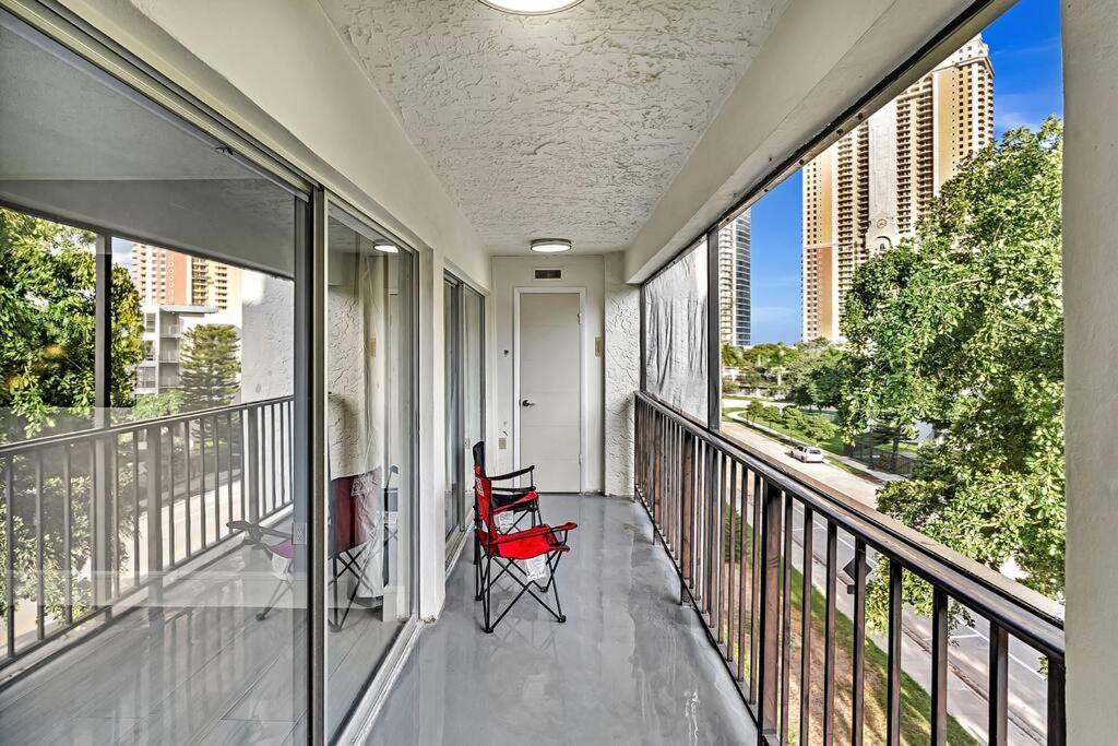 One Bedroom Steps Away From The Beach! Sunny Isles Beach Eksteriør billede