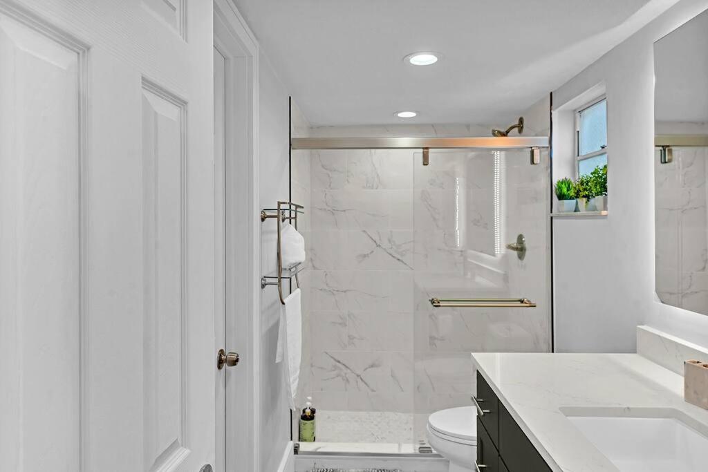 One Bedroom Steps Away From The Beach! Sunny Isles Beach Eksteriør billede