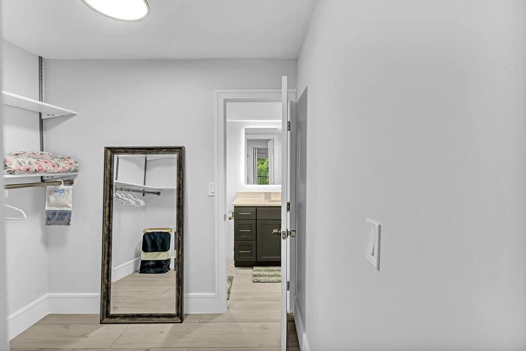 One Bedroom Steps Away From The Beach! Sunny Isles Beach Eksteriør billede