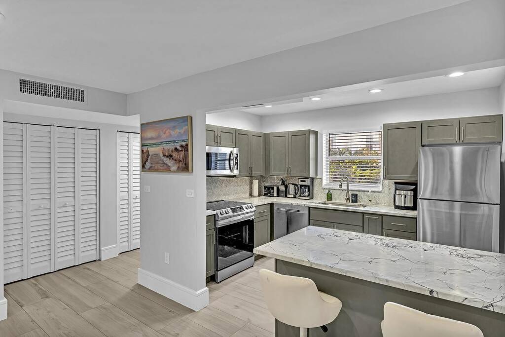 One Bedroom Steps Away From The Beach! Sunny Isles Beach Eksteriør billede